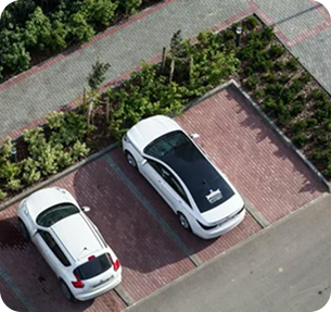 Закрытая парковка у дома